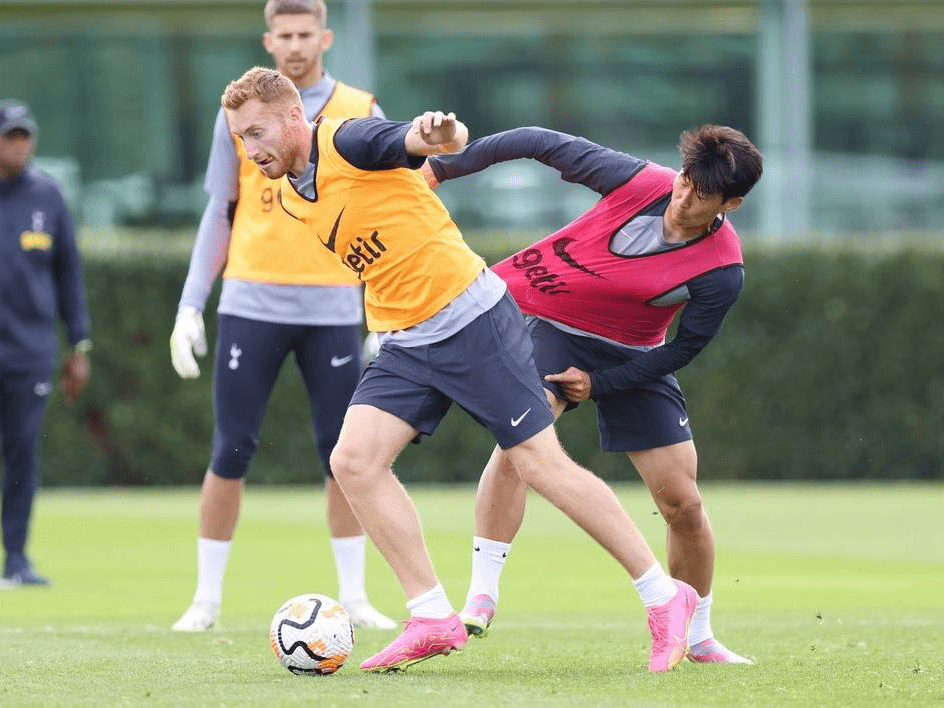 人物志：森林传奇约翰·罗伯逊人生落幕，他被誉为绿茵毕加索（森林传奇约翰·罗伯逊谢幕：足坛“绿茵毕加索”的最后一章）