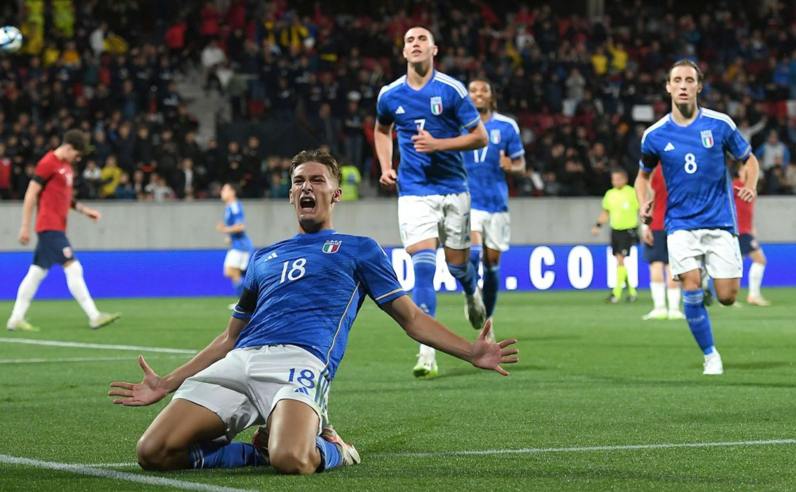 顶流对决！年终大战八强出炉：C罗PK安东尼、姆巴佩vs梅西（八强出炉！年终巅峰之战：C罗迎战安东尼，姆巴佩对垒梅西）