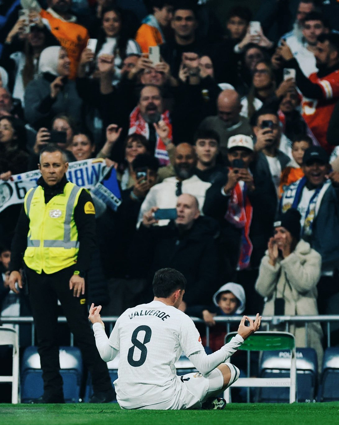 扛起球队！字母哥半场10中8，得到19分8篮板3助攻