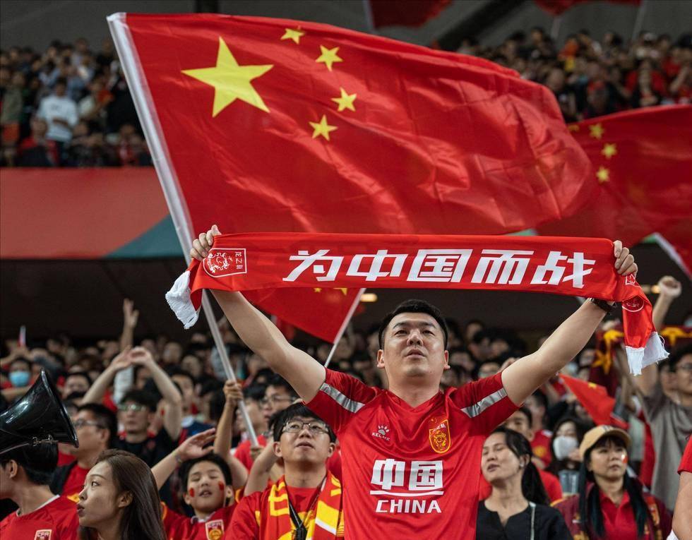 球员受伤倒地，全队围上去