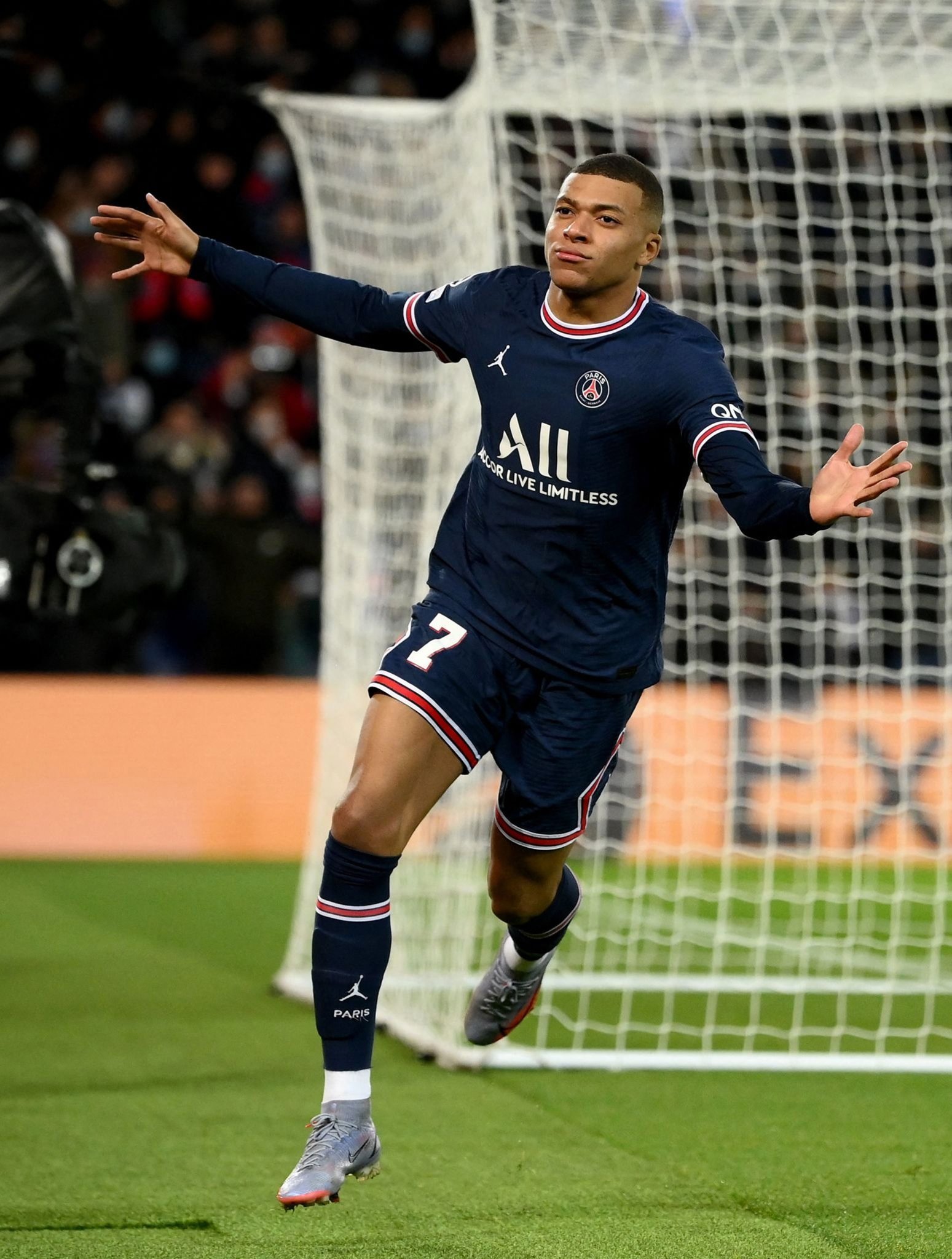 官方：因威胁并辱骂裁判，塞维利亚后卫马尔康-特谢拉停赛6场（官方通报：塞维利亚后卫马尔康-特谢拉因威胁辱骂裁判被禁赛6场）