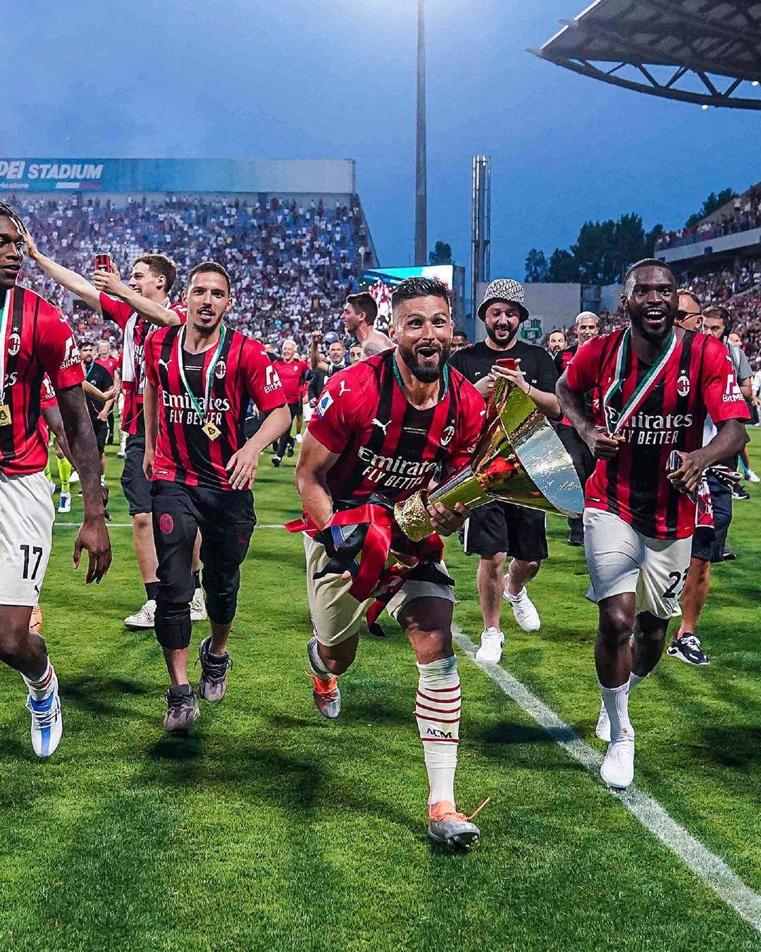 电讯报：曼联执意追求谢什科的做法显得有些奇怪