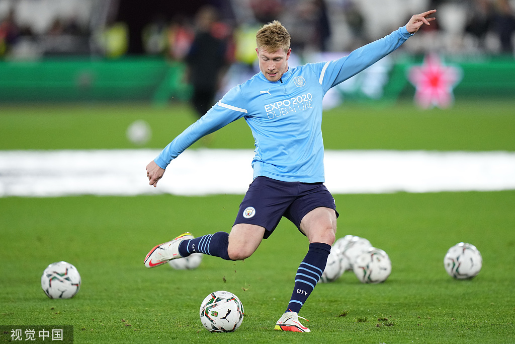 广州小学生观战轮椅篮球赛为运动员加油