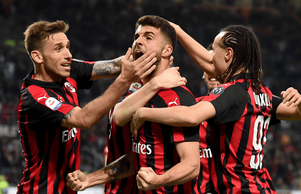 独行侠新太子？赛后众多球迷等待弗拉格签名合影