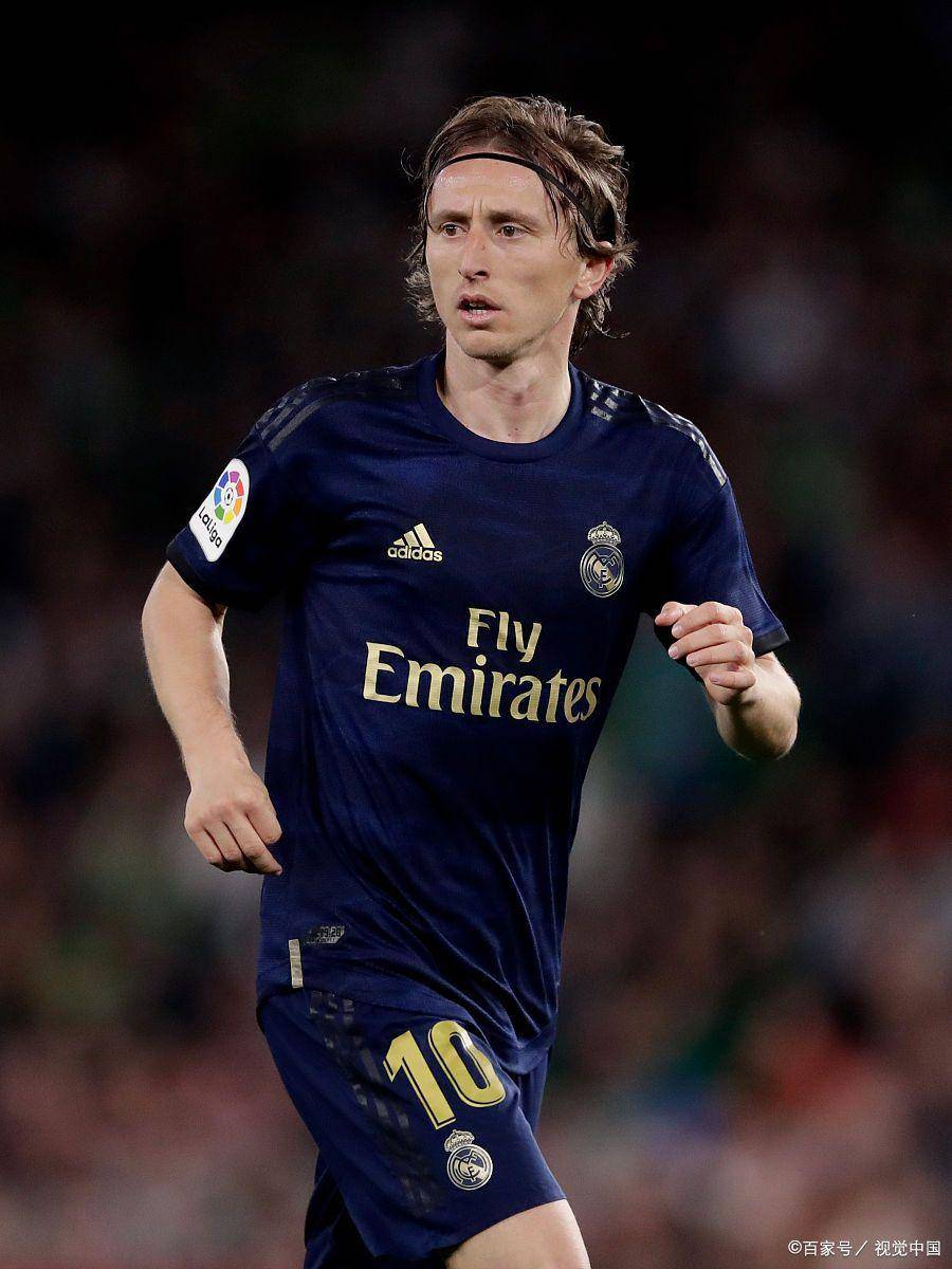 阿德莱德联官方：古德温在场边默默支持着队友们（阿德莱德联官宣：古德温场边观战，低调为队友打气）